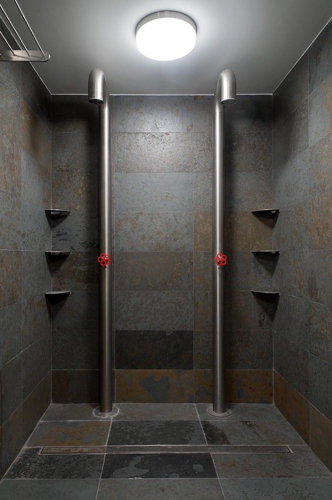 Modelo de cuarto de baño actual con baldosas y/o azulejos grises, baldosas y/o azulejos de pizarra, suelo de pizarra, suelo gris, ducha abierta y ducha doble