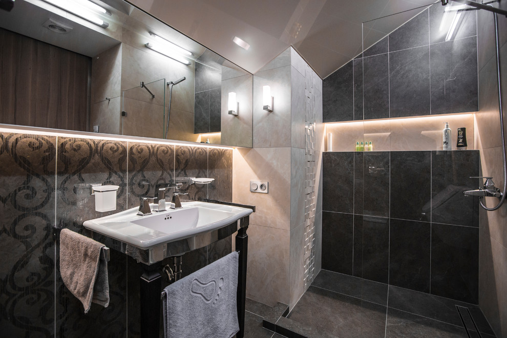Foto på ett funkis badrum med dusch, med en dusch i en alkov, ett konsol handfat och dusch med gångjärnsdörr