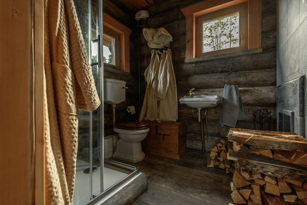 Ispirazione per una stanza da bagno rustica con WC a due pezzi e lavabo sospeso