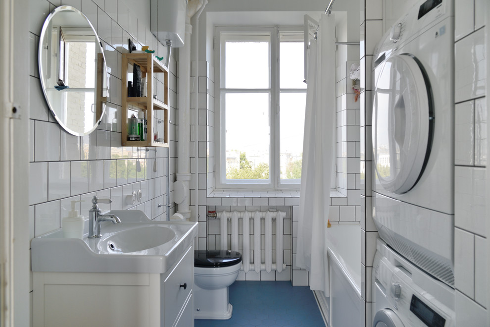 Свежая идея для дизайна: главная ванная комната в классическом стиле с плоскими фасадами, белыми фасадами, ванной в нише, душем над ванной, раздельным унитазом, белой плиткой, керамической плиткой, монолитной раковиной, синим полом, шторкой для ванной и окном - отличное фото интерьера