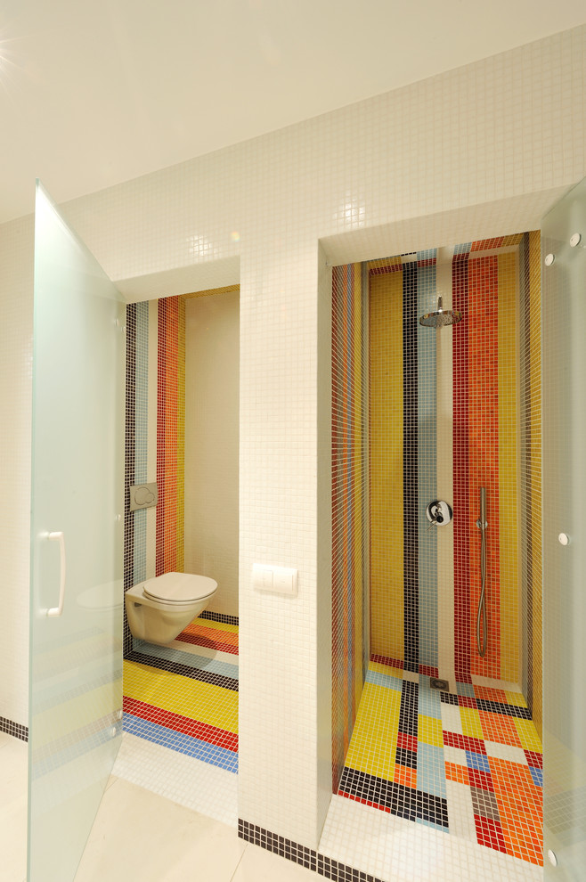 Inspiration för ett litet funkis badrum med dusch, med en kantlös dusch, en vägghängd toalettstol, orange kakel, mosaik, orange väggar, mosaikgolv och ett konsol handfat