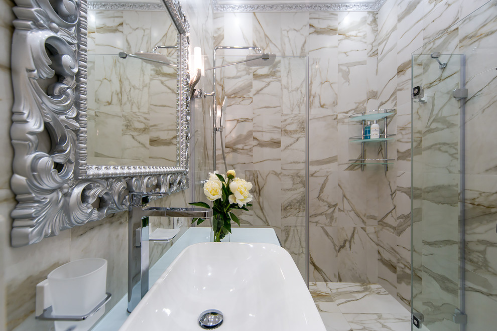 Esempio di una grande stanza da bagno con doccia chic con ante di vetro, ante bianche e top in vetro