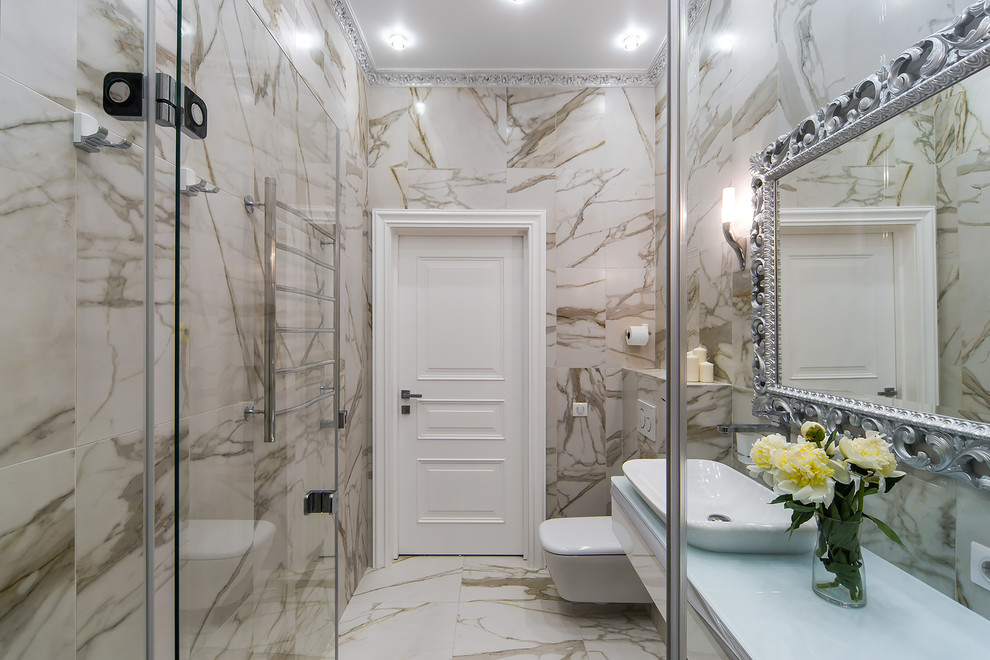 Свежая идея для дизайна: большая ванная комната в стиле неоклассика (современная классика) с стеклянными фасадами, белыми фасадами, душевой кабиной и стеклянной столешницей - отличное фото интерьера
