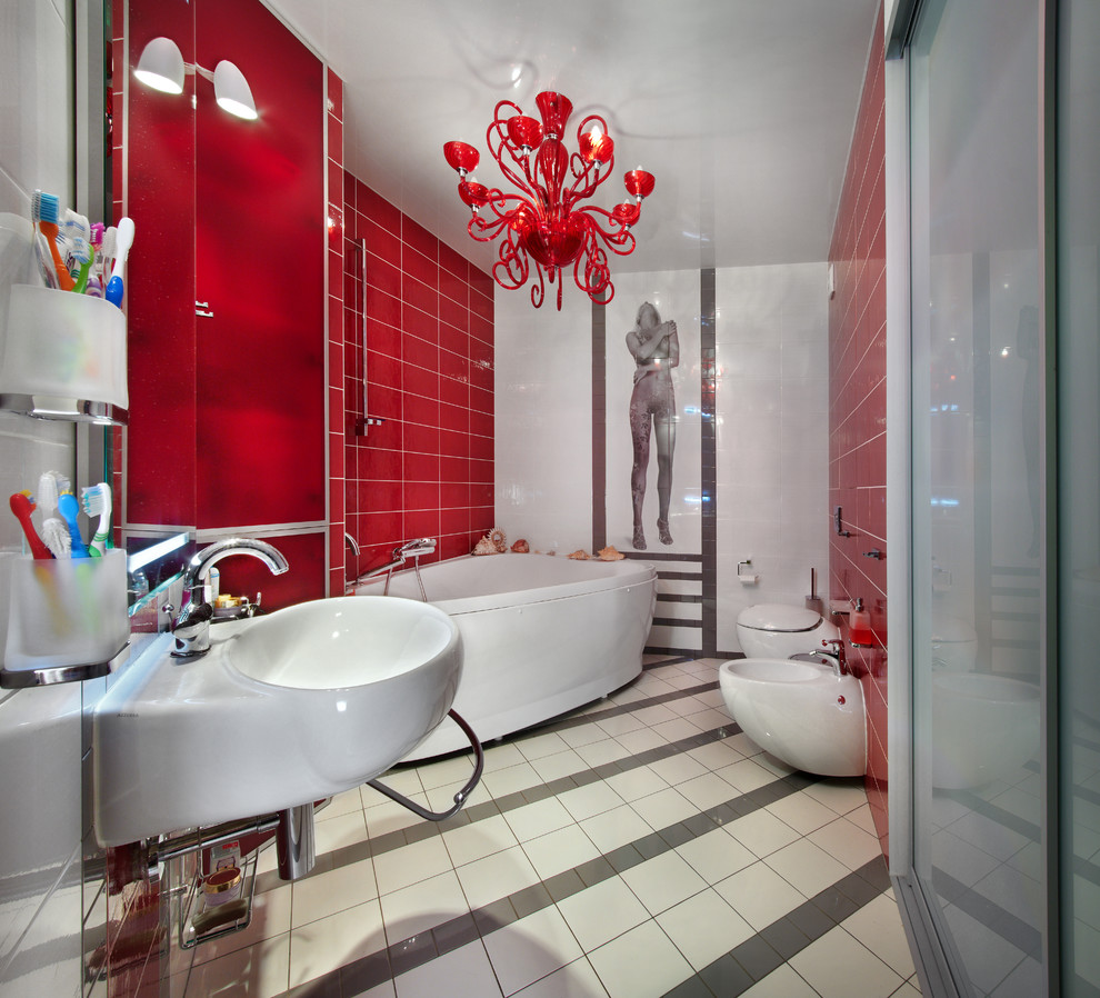 На фото: ванная комната в стиле фьюжн с угловой ванной, красными стенами и полом из керамической плитки