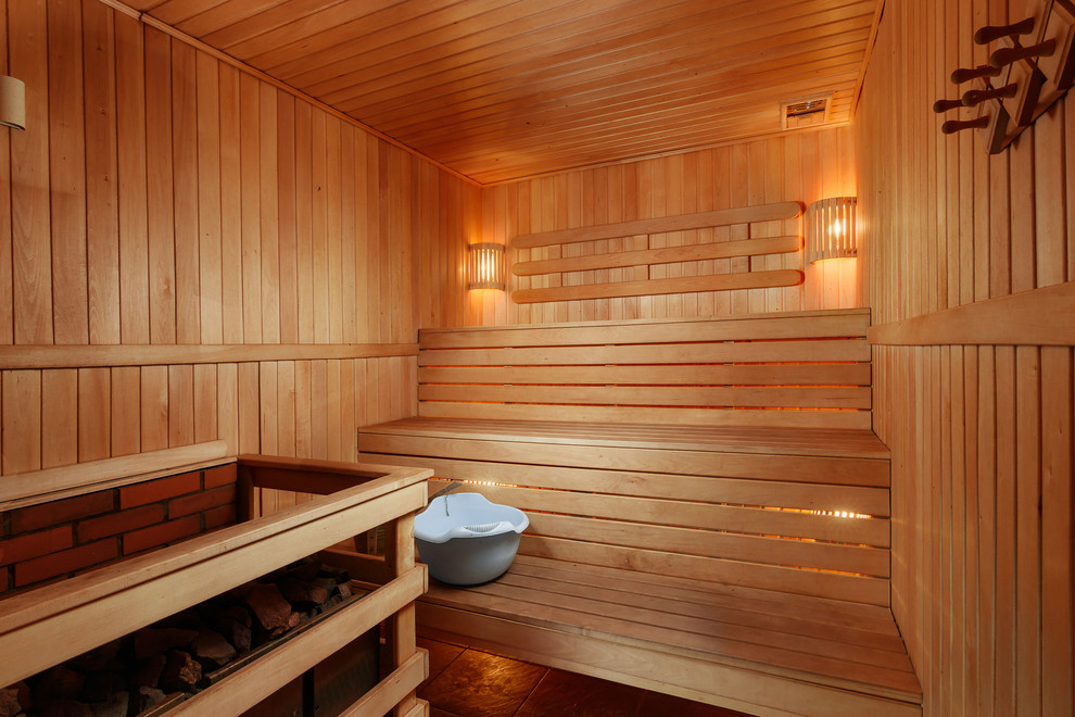Foto de sauna campestre pequeña con paredes marrones