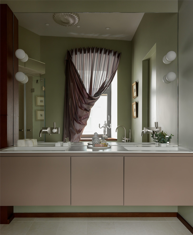Свежая идея для дизайна: ванная комната в современном стиле с плоскими фасадами, зелеными стенами, белым полом, белой столешницей, коричневыми фасадами и монолитной раковиной - отличное фото интерьера