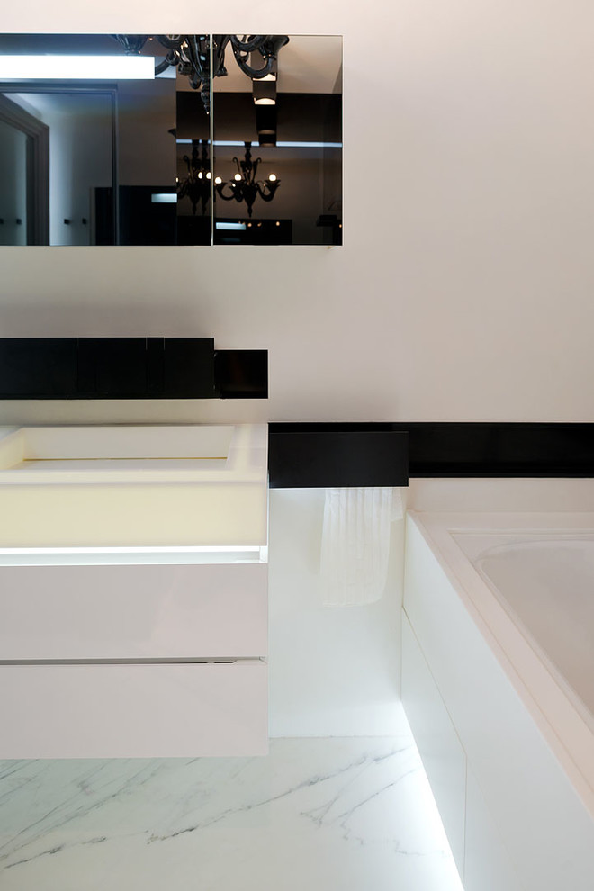 Mittelgroßes Modernes Badezimmer mit weißen Fliesen, Steinfliesen, weißer Wandfarbe, Marmorboden, Wandwaschbecken und Mineralwerkstoff-Waschtisch in Moskau