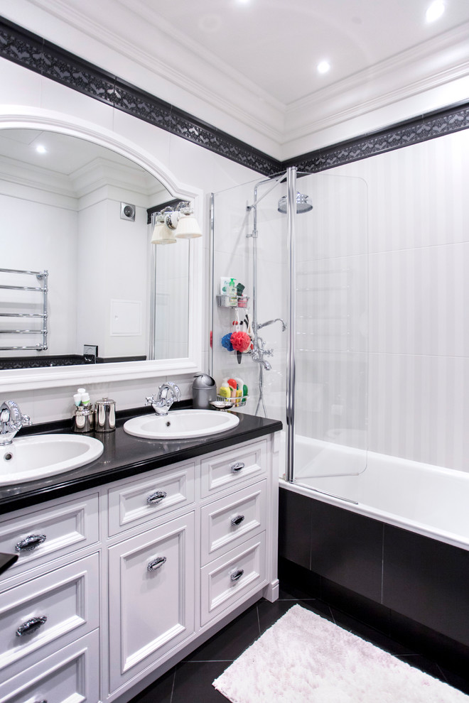モスクワにあるトラディショナルスタイルのおしゃれな浴室 (オープンシャワー) の写真