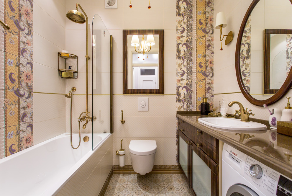 Aménagement d'une salle de bain principale éclectique en bois foncé de taille moyenne avec un placard à porte plane, un combiné douche/baignoire, WC suspendus, un carrelage beige, un carrelage marron, un lavabo posé, un mur beige et un sol en carrelage de céramique.