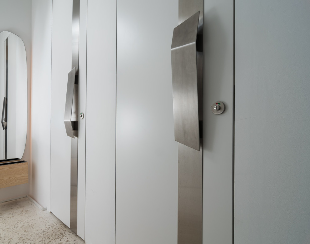 Esempio di una piccola stanza da bagno tradizionale con pareti bianche, pavimento in marmo e pavimento beige