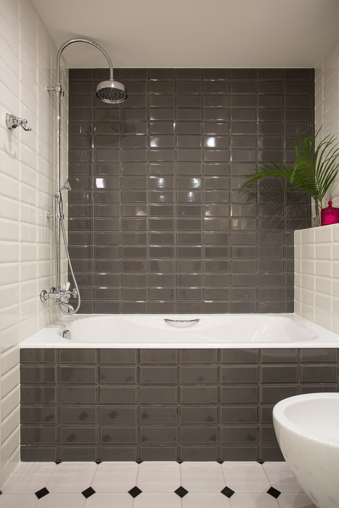 Стильный дизайн: ванная комната в стиле неоклассика (современная классика) с душем в нише, белой плиткой, коричневой плиткой, серой плиткой и плиткой кабанчик - последний тренд