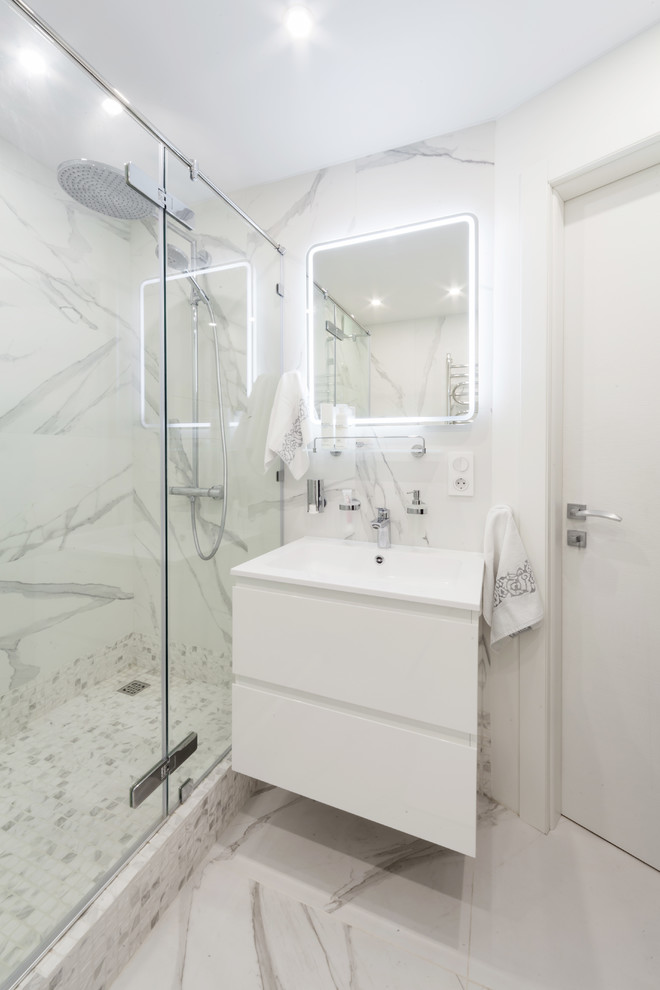 モスクワにあるお手頃価格の小さなコンテンポラリースタイルのおしゃれなバスルーム (浴槽なし) (コーナー設置型シャワー、フラットパネル扉のキャビネット、白いキャビネット、白いタイル、一体型シンク、白い床) の写真