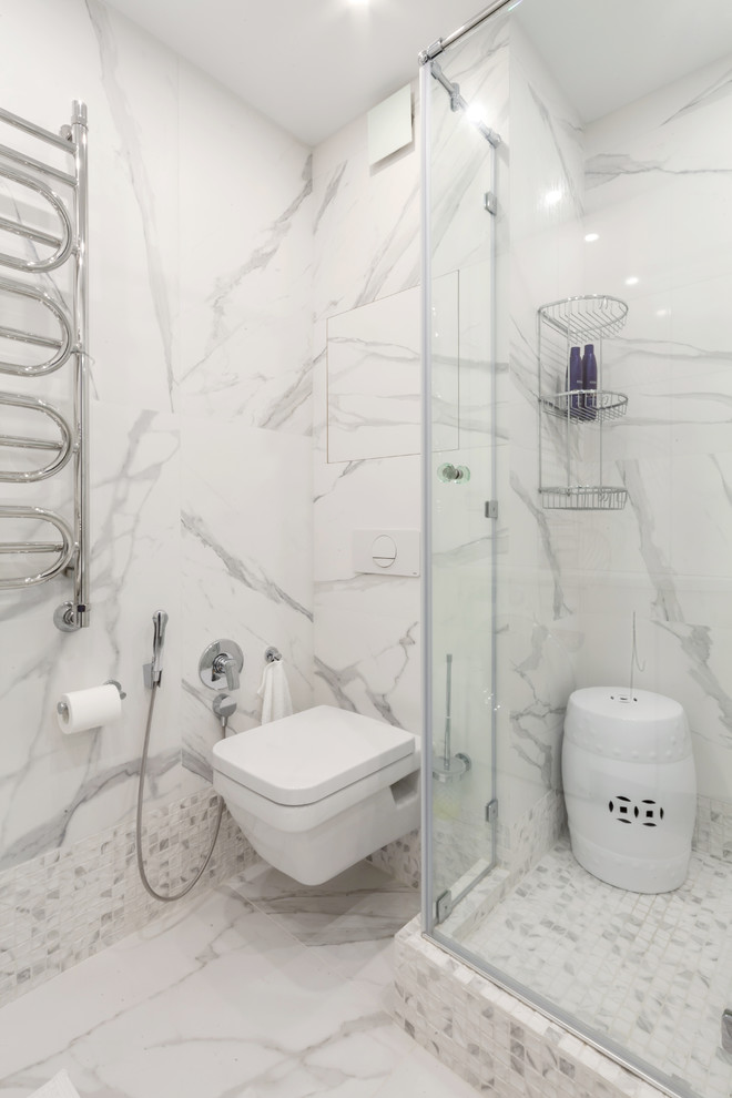 Foto de cuarto de baño ecléctico pequeño con ducha esquinera y sanitario de pared