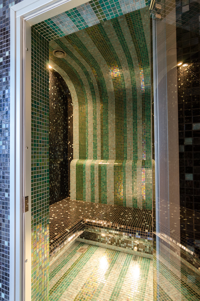 Asiatisk inredning av ett badrum, med grön kakel, brun kakel, mosaik, mosaikgolv och flerfärgat golv