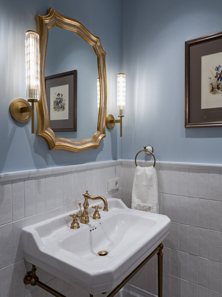 На фото: ванная комната в классическом стиле с синими стенами с