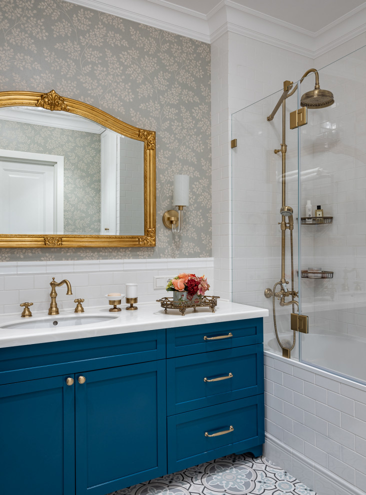 Imagen de cuarto de baño principal, único y de pie clásico con paredes grises, suelo multicolor, papel pintado, armarios con paneles empotrados, puertas de armario azules, lavabo bajoencimera y encimeras blancas