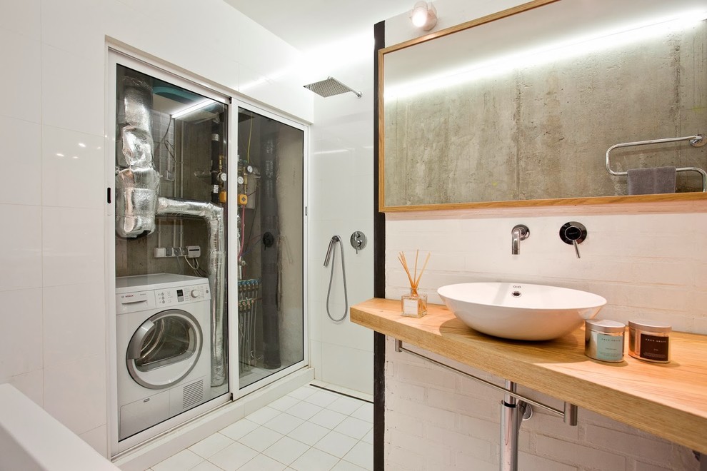 На фото: ванная комната со стиральной машиной в стиле лофт с