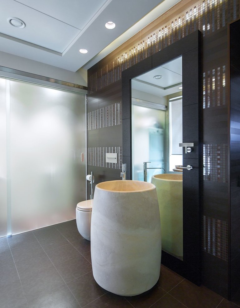 Immagine di una stanza da bagno contemporanea con piastrelle marroni, piastrelle in metallo, pareti marroni, lavabo a colonna e pavimento grigio