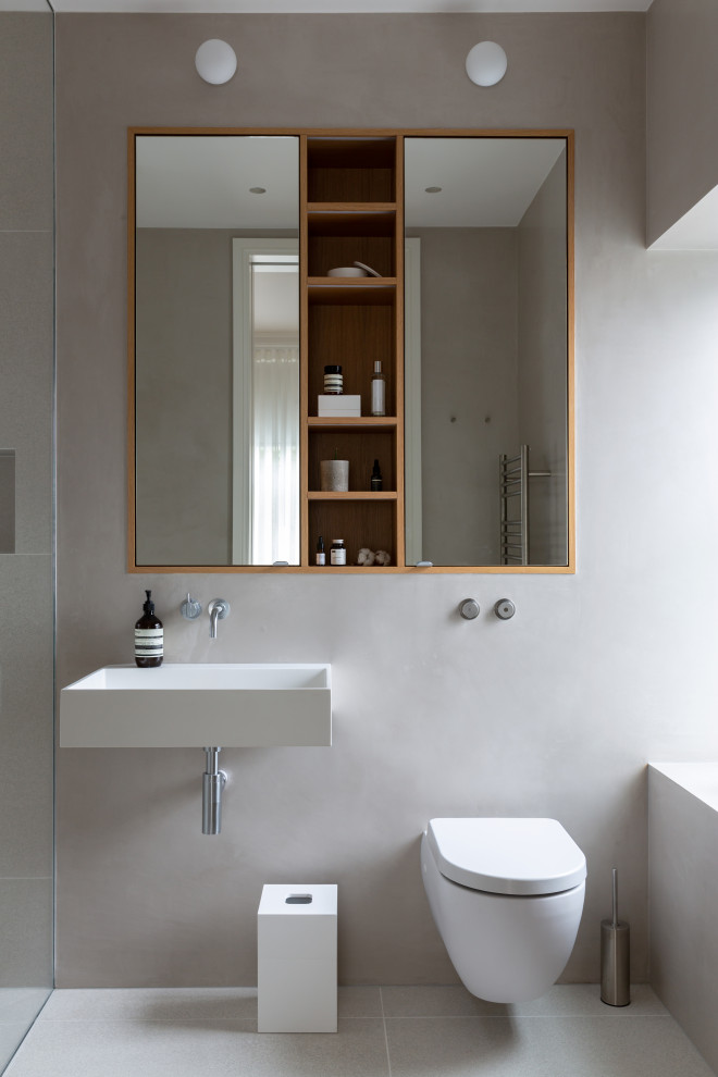 Идея дизайна: ванная комната в скандинавском стиле с инсталляцией, серыми стенами, подвесной раковиной и серым полом