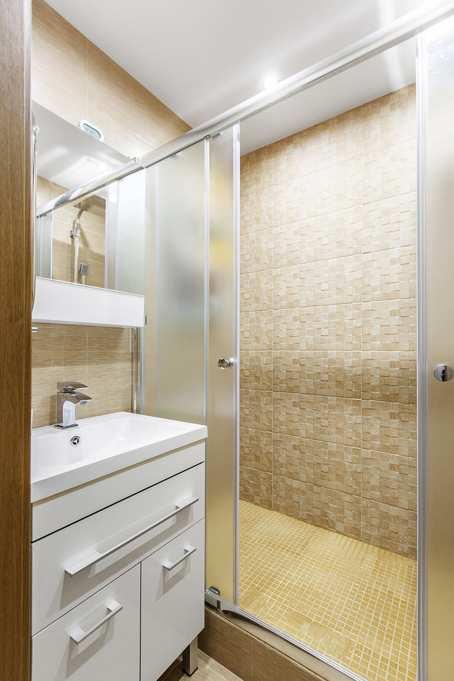 Modern inredning av ett litet badrum med dusch, med luckor med glaspanel, en öppen dusch, beige kakel, keramikplattor, beige väggar, klinkergolv i keramik, ett undermonterad handfat, beiget golv och dusch med skjutdörr