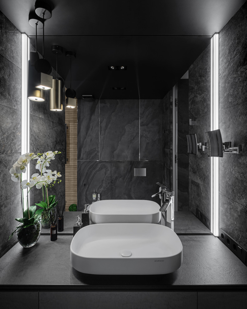 モスクワにあるコンテンポラリースタイルのおしゃれな浴室 (フラットパネル扉のキャビネット、グレーのキャビネット、ベッセル式洗面器、茶色い床、黒い洗面カウンター) の写真