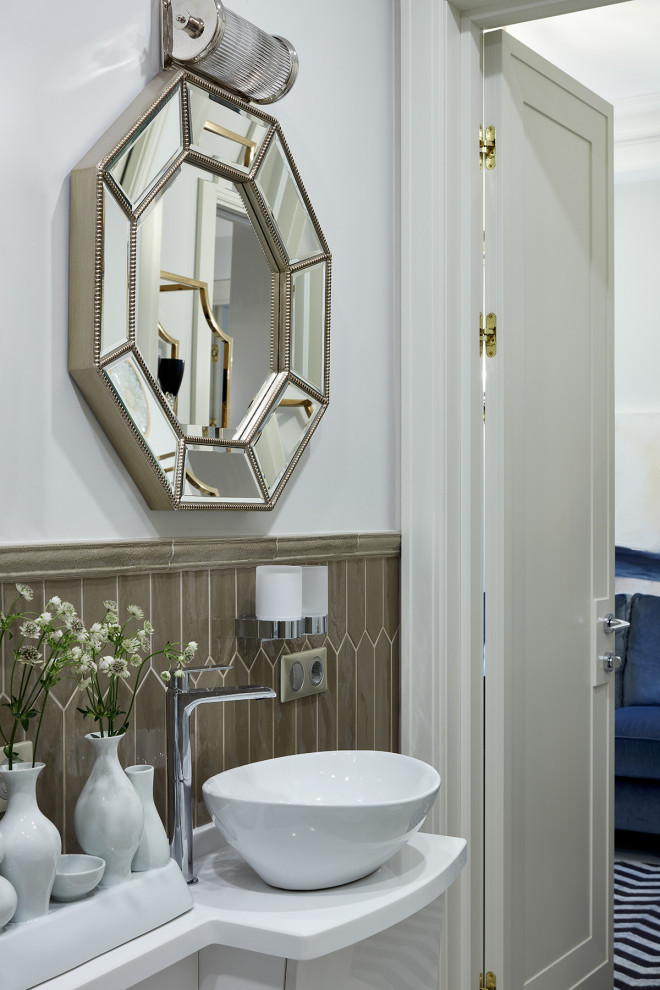 Foto di una piccola stanza da bagno contemporanea con ante bianche, piastrelle marroni, top in superficie solida, pareti bianche, lavabo a bacinella e top bianco