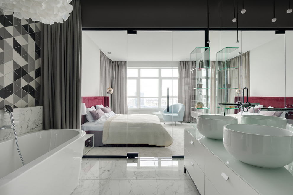 Пример оригинального дизайна: главная ванная комната в стиле неоклассика (современная классика) с плоскими фасадами, белыми фасадами, отдельно стоящей ванной, настольной раковиной, белым полом и белой столешницей
