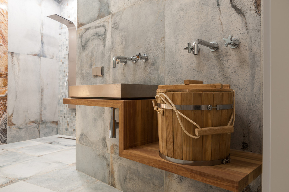На фото: огромная баня и сауна в современном стиле с гидромассажной ванной, открытым душем, разноцветной плиткой, плиткой из листового камня, разноцветными стенами, полом из керамогранита, серым полом и открытым душем