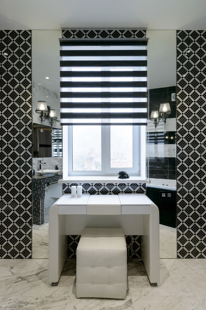 Réalisation d'une grande salle de bain principale design avec un placard à porte plane, une baignoire d'angle, WC suspendus, des carreaux de porcelaine, un mur noir, un sol en marbre, un lavabo posé et un sol noir.