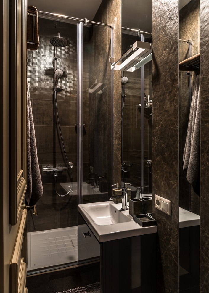 Стильный дизайн: ванная комната в современном стиле с плоскими фасадами, черными фасадами, душем в нише, коричневой плиткой, душевой кабиной и монолитной раковиной - последний тренд