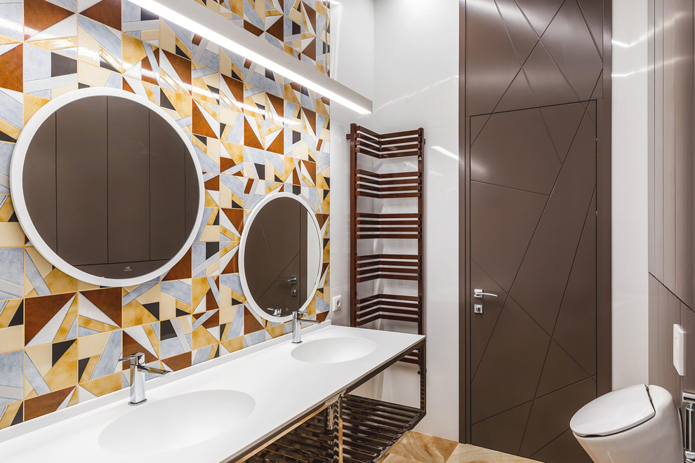 Свежая идея для дизайна: ванная комната в современном стиле с писсуаром, разноцветной плиткой, белыми стенами, монолитной раковиной, коричневым полом и белой столешницей - отличное фото интерьера