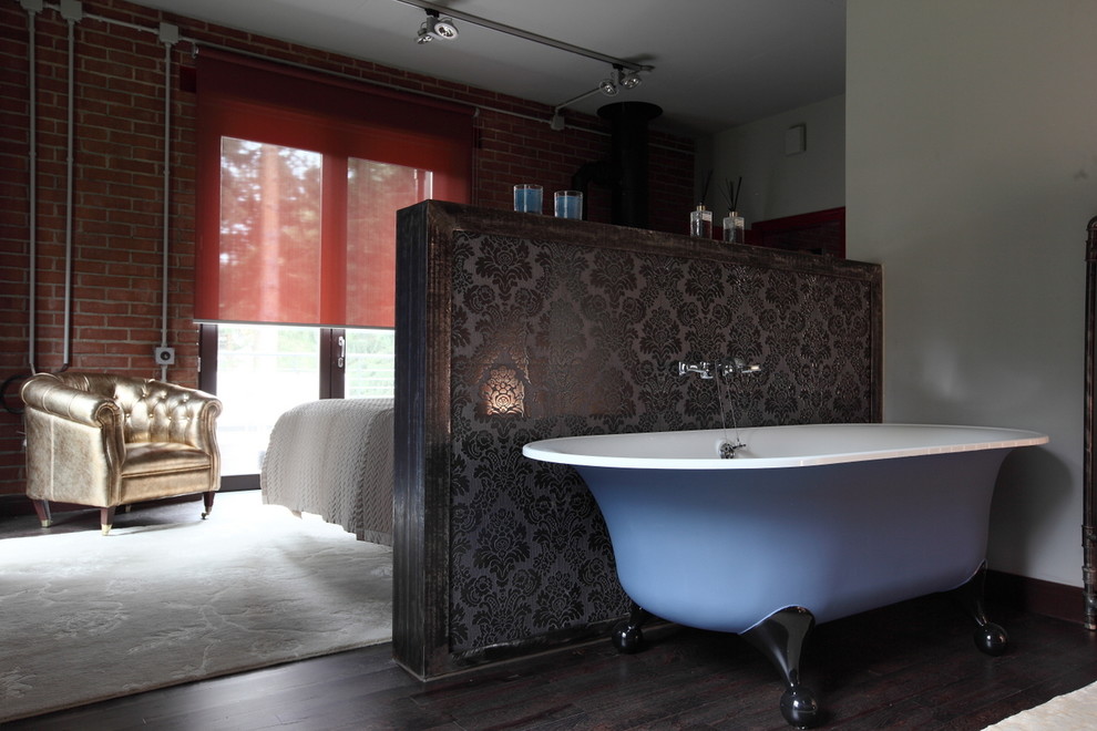 Стильный дизайн: ванная комната в скандинавском стиле с ванной на ножках - последний тренд