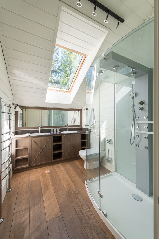 Modelo de cuarto de baño de estilo de casa de campo con ducha con puerta con bisagras y ventanas