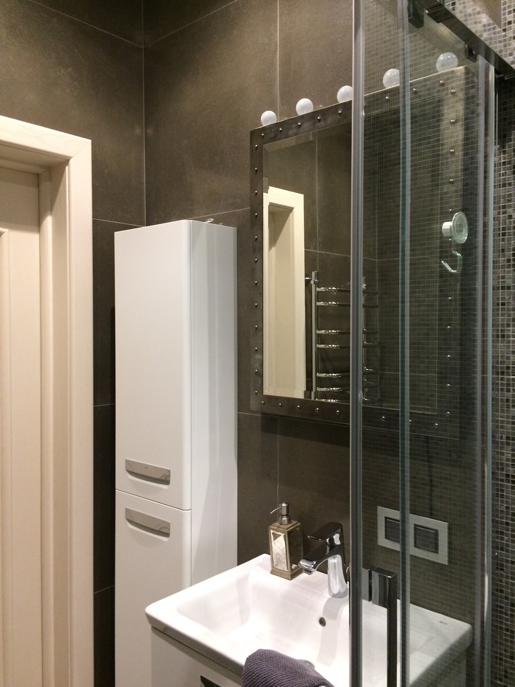 Exempel på ett litet industriellt badrum med dusch, med släta luckor, vita skåp, en toalettstol med hel cisternkåpa, brun kakel, porslinskakel, bruna väggar, mosaikgolv, ett integrerad handfat, grönt golv och dusch med skjutdörr