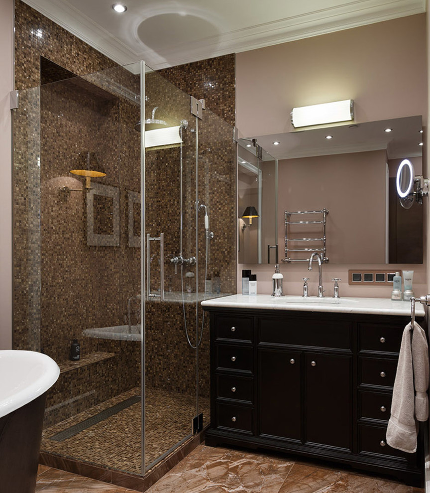 Cette photo montre une salle de bain principale tendance avec des portes de placard noires, un carrelage marron, mosaïque, un mur beige, un lavabo encastré, un sol marron et une cabine de douche à porte coulissante.