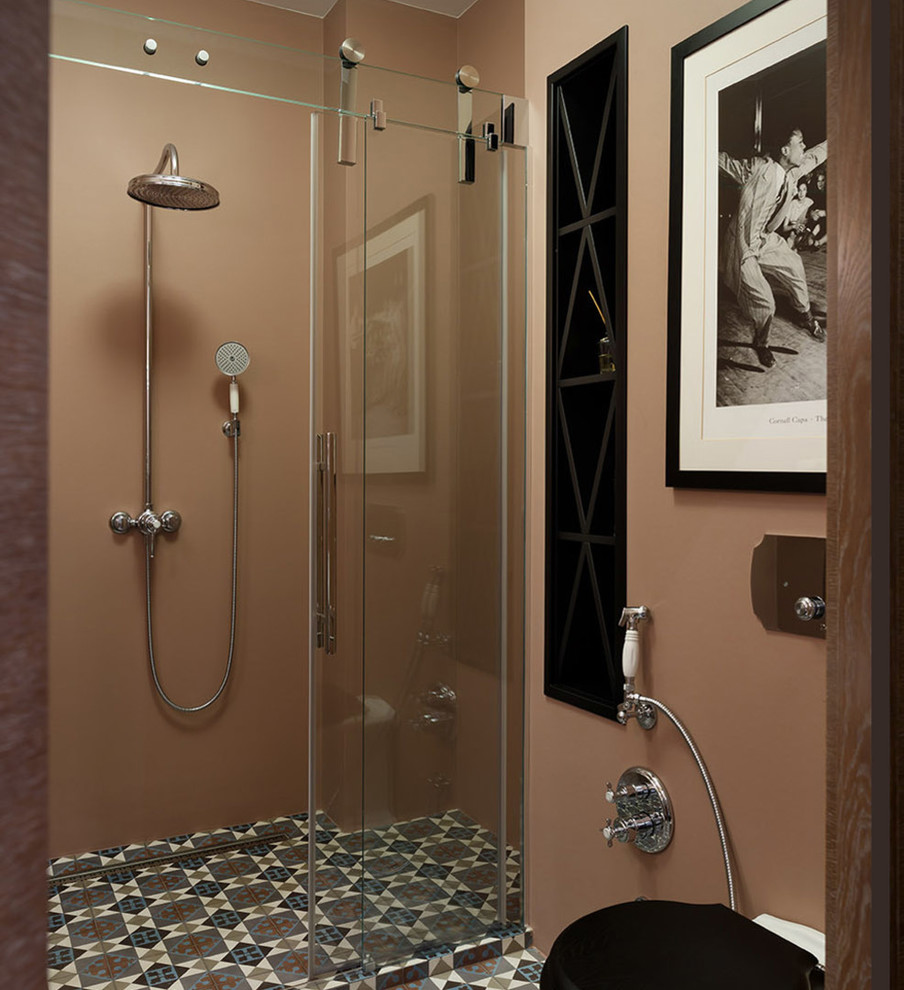 Modern inredning av ett badrum med dusch, med en dusch i en alkov, en toalettstol med separat cisternkåpa, beige väggar och dusch med skjutdörr