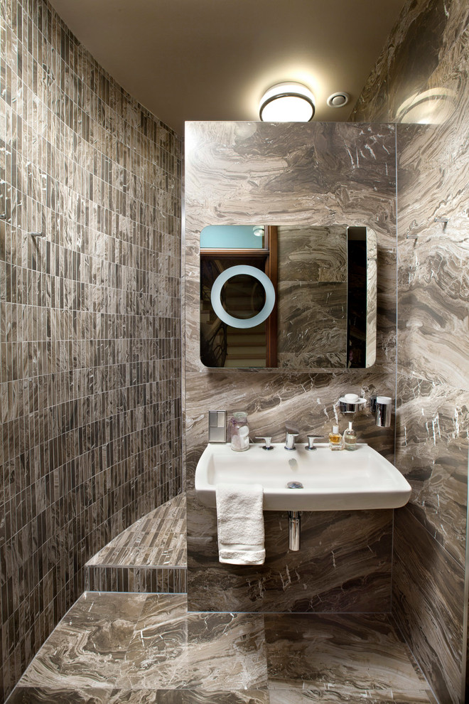 Ispirazione per una stanza da bagno design con doccia aperta, lavabo sospeso e doccia aperta