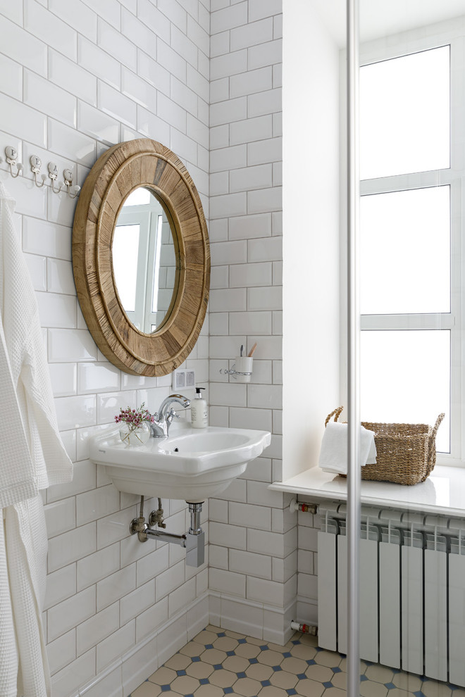 Idéer för ett klassiskt badrum, med vit kakel, tunnelbanekakel, ett väggmonterat handfat och flerfärgat golv