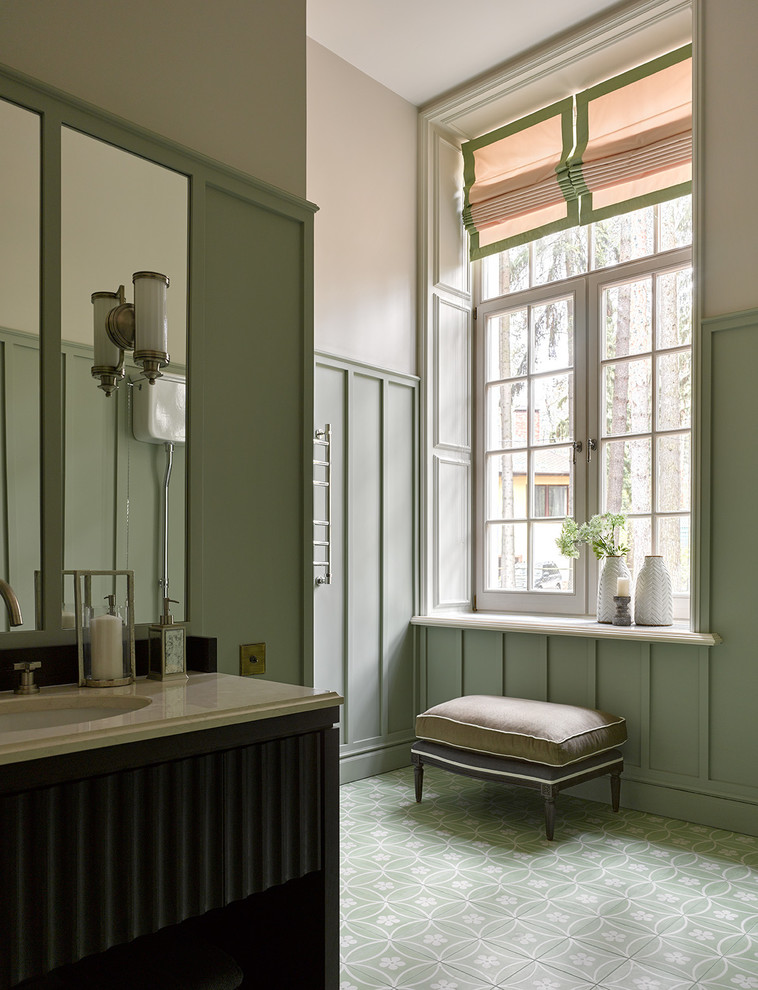 Klassisches Badezimmer mit grüner Wandfarbe, Unterbauwaschbecken und grünem Boden in Moskau
