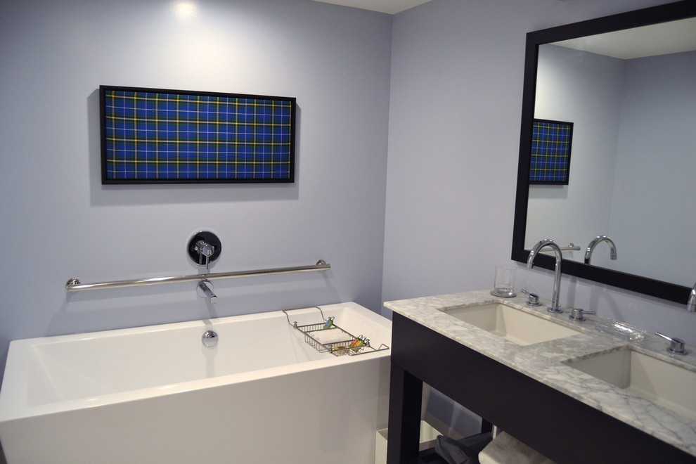 Idéer för att renovera ett stort funkis en-suite badrum, med ett fristående badkar, lila väggar, ett undermonterad handfat, marmorbänkskiva och beiget golv