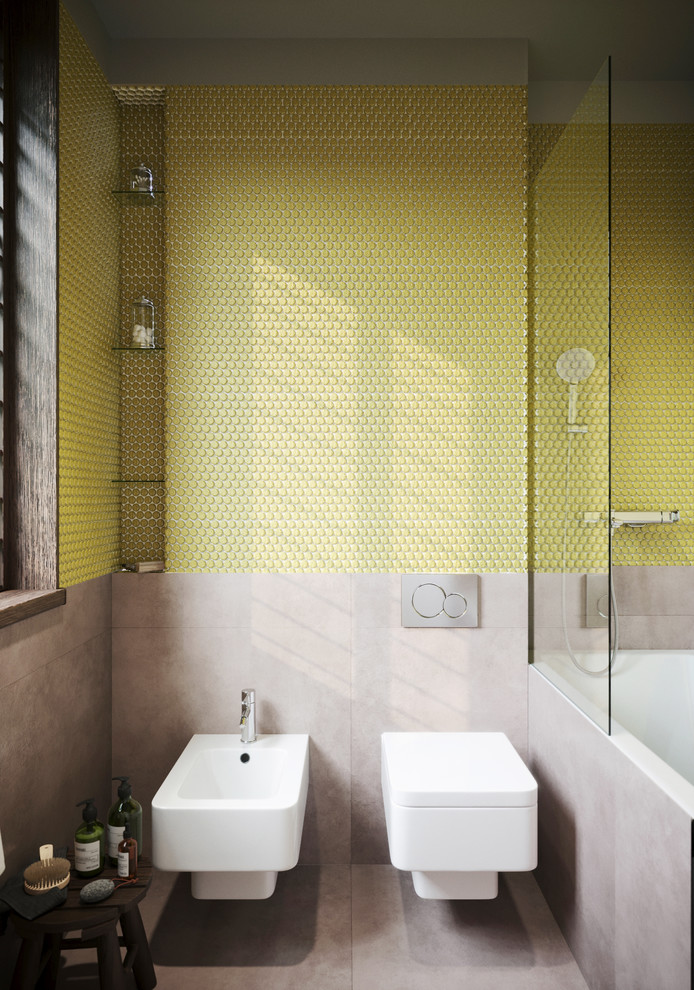 Idées déco pour une salle de bain grise et jaune contemporaine de taille moyenne avec un combiné douche/baignoire, un sol en carrelage de porcelaine, un sol gris, un bidet, un carrelage jaune et mosaïque.
