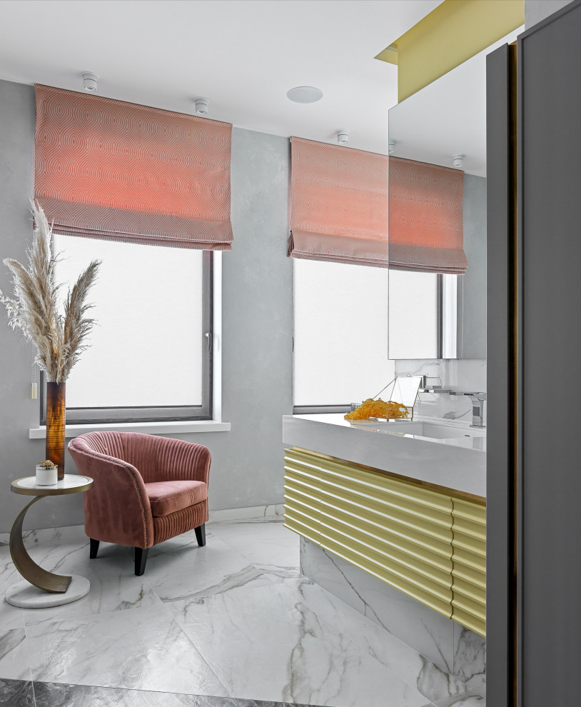 Свежая идея для дизайна: ванная комната в стиле фьюжн с желтыми фасадами, серыми стенами, врезной раковиной, белым полом, белой столешницей и тумбой под одну раковину - отличное фото интерьера