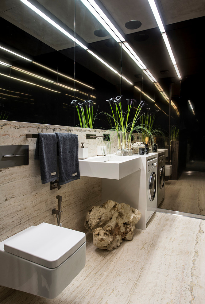 Kleines Modernes Badezimmer mit Wandtoilette, beigen Fliesen, Travertinfliesen, Travertin, Wandwaschbecken, beigem Boden und beiger Wandfarbe in Moskau