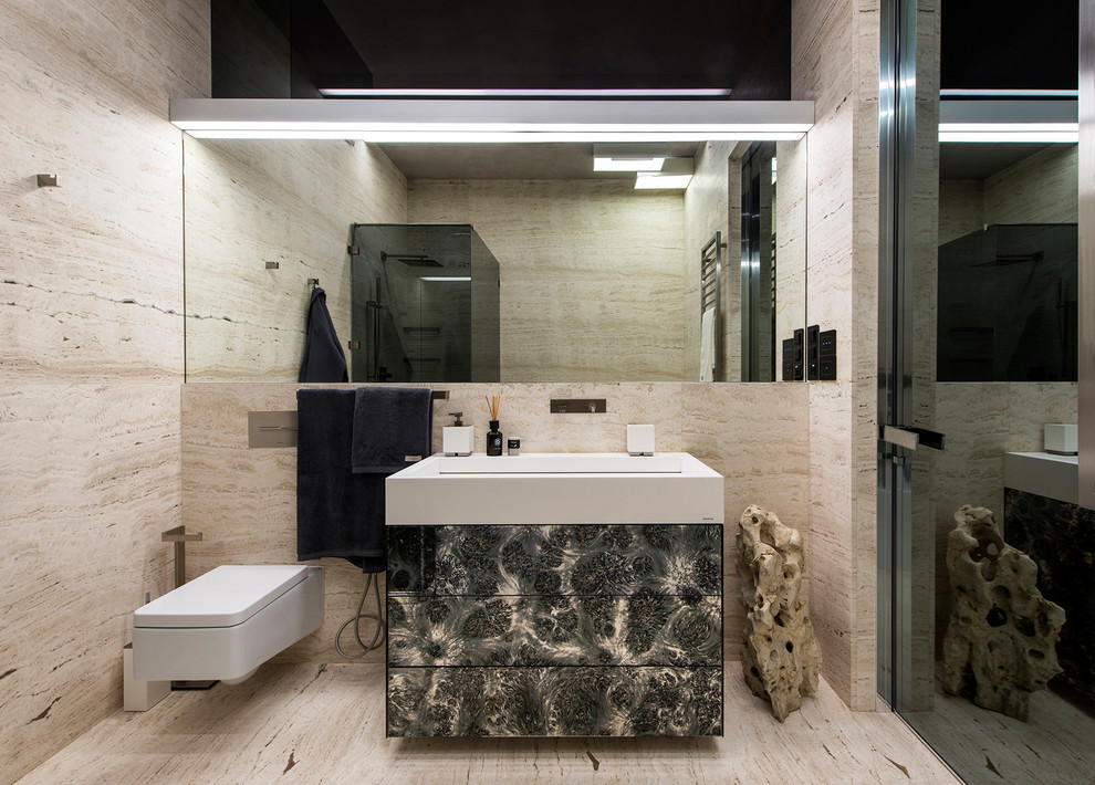 Immagine di una stanza da bagno padronale minimal con WC sospeso, piastrelle beige, piastrelle in travertino, pavimento in travertino, pavimento beige e lavabo integrato