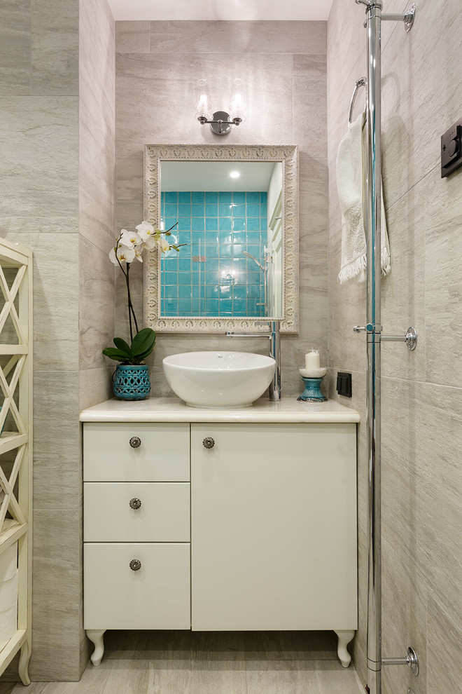Ispirazione per una stanza da bagno contemporanea con ante lisce, ante bianche, piastrelle beige e lavabo a bacinella