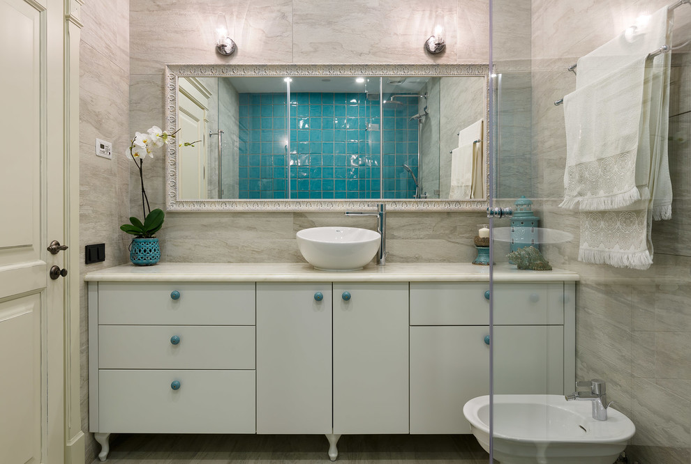 モスクワにあるコンテンポラリースタイルのおしゃれなバスルーム (浴槽なし) (フラットパネル扉のキャビネット、白いキャビネット、ビデ、ベージュのタイル、ベッセル式洗面器) の写真