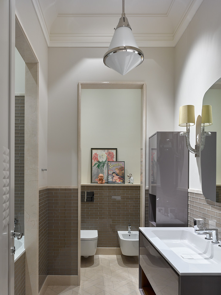 Идея дизайна: ванная комната в современном стиле с плоскими фасадами, ванной в нише, биде, коричневой плиткой, серыми стенами и монолитной раковиной