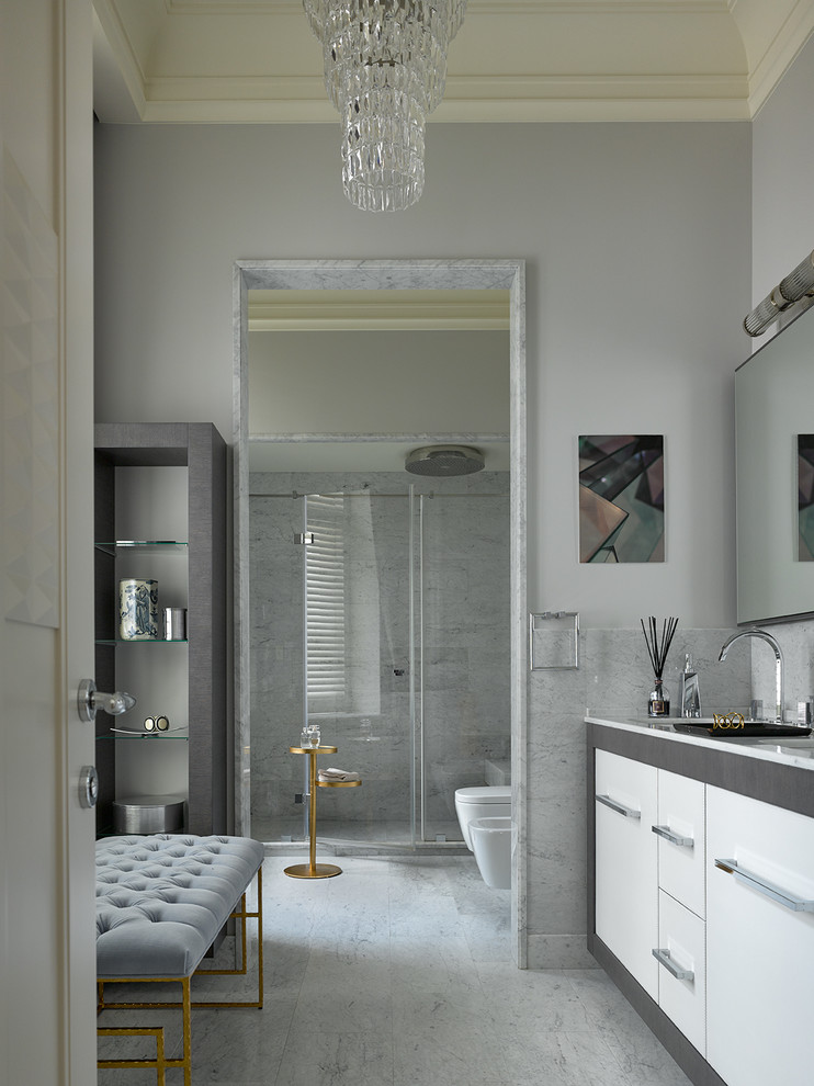 Immagine di una stanza da bagno con doccia minimal con ante lisce, ante bianche, WC sospeso, pareti grigie e porta doccia a battente