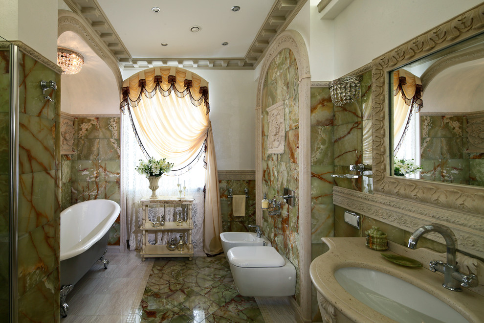 Idee per una grande stanza da bagno padronale vittoriana con piastrelle di marmo, pavimento in marmo, pavimento verde, vasca con piedi a zampa di leone, piastrelle verdi e lavabo sottopiano