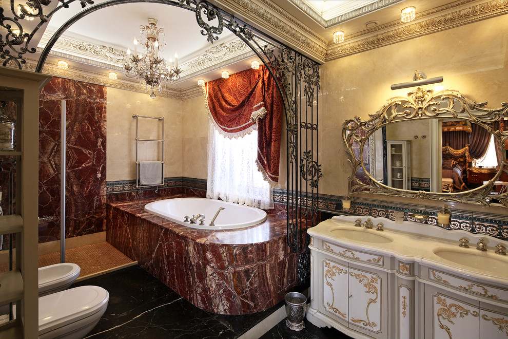 На фото: большая главная ванная комната в викторианском стиле с мраморной плиткой, мраморным полом, черным полом, белыми фасадами, накладной ванной, бежевой плиткой, красной плиткой и врезной раковиной